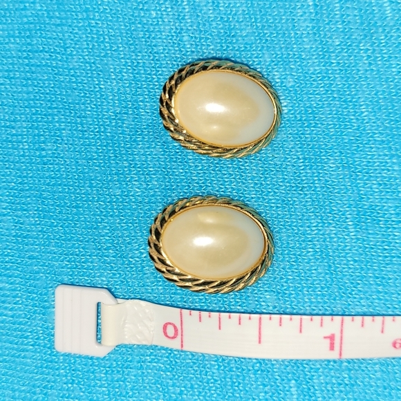 Vintage goldtone and white earrings - Picture 3 of 4